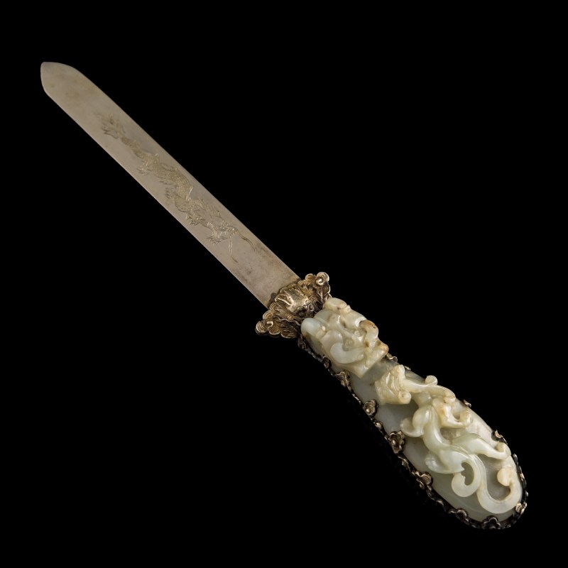 十八世紀 白玉龍勾把銀裁紙刀 | A Chinese silver paper knife with white jade belt-hook handle, 18th century - 图1