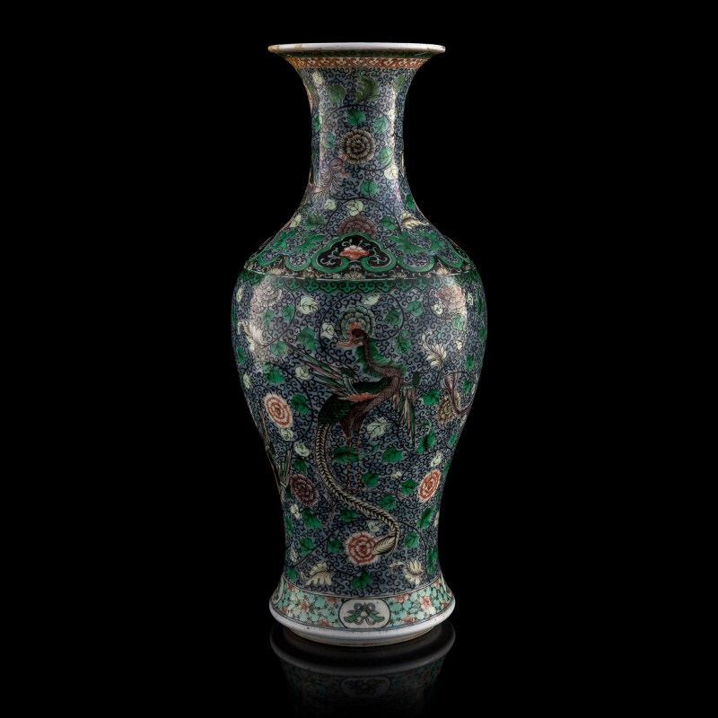 十九世紀 素三彩鳳穿牡丹觀音瓶 | A Chinese susancai 'phoenix and peony' Guanyin vase, 19th century - 图1