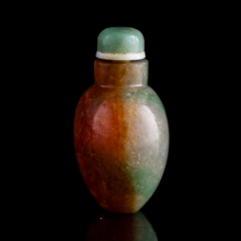 清代 翡翠雙色鼻烟壺 | A Chinese two-color jadeite snuff bottle, Qing dynasty - 图2