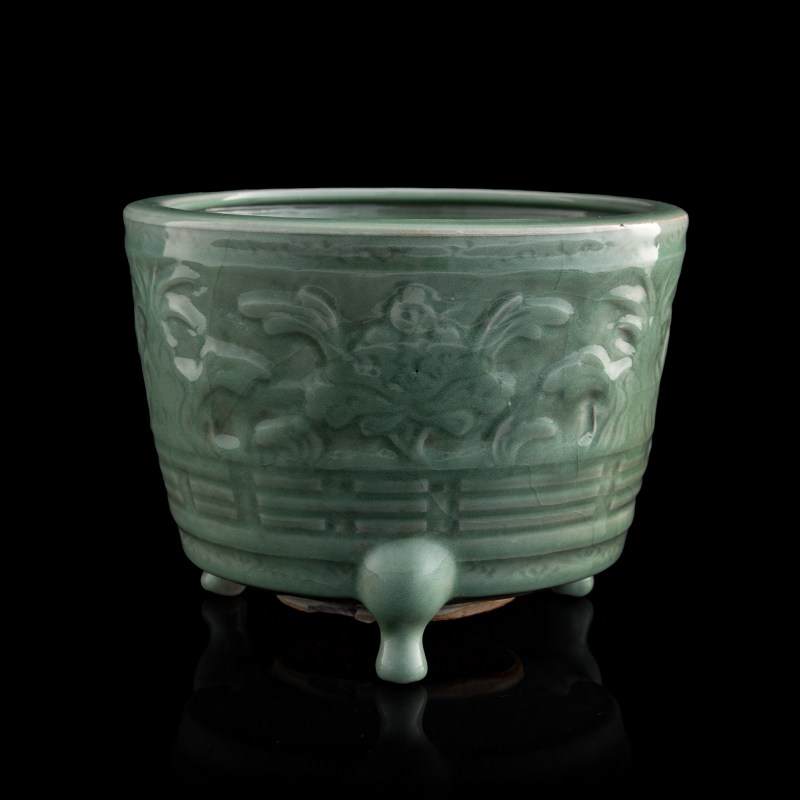 明代 龍泉窑花卉八卦紋三足爐 | A Chinese Longquan celadon floral and bagua tripod censer, Ming dynasty