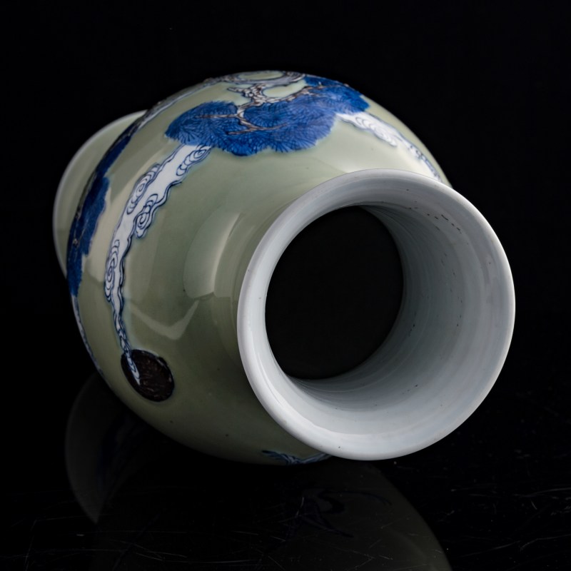 清康熙 秞下三彩松鶴人物觀音瓶 | A Chinese underglaze sancai 'pine and crane' Guanyin vase, Kangxi period, Qing dynasty - 图6