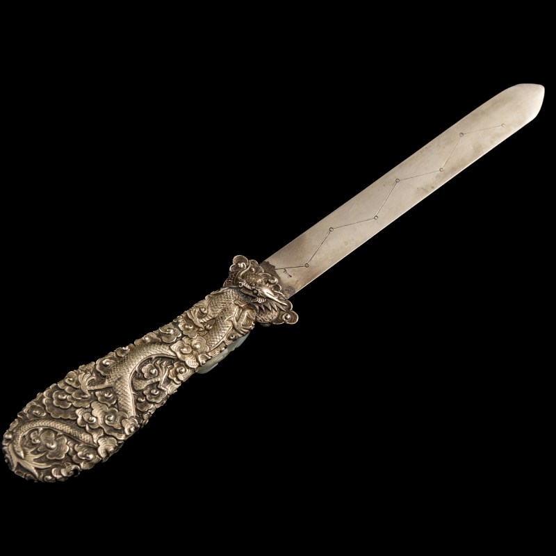 十八世紀 白玉龍勾把銀裁紙刀 | A Chinese silver paper knife with white jade belt-hook handle, 18th century - 图2