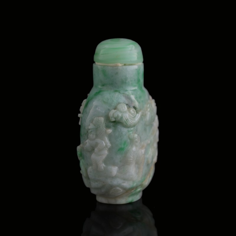 十九世紀 翡翠雕松下高仕鼻烟壺 | A Chinese jadeite 'scholar beneath pine tree' snuff bottle, 19th century - 图4