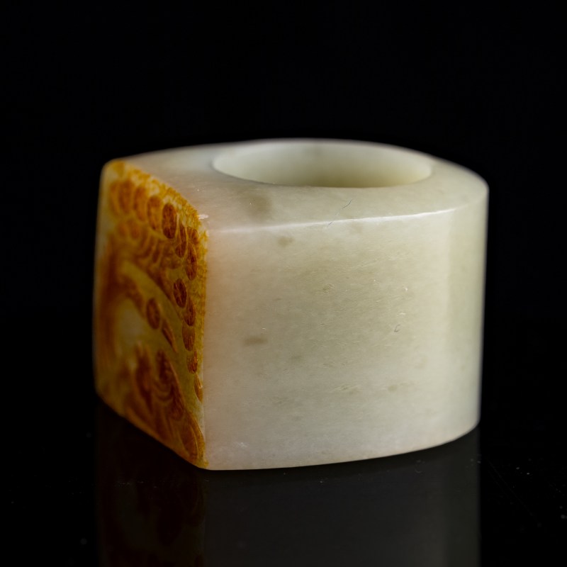 十八/十九世紀 白玉留皮七巧雕扳指 | A Chinese white jade russet-skin archer's ring, 18th/19th century - 图2