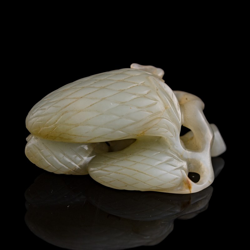 十八世紀 白玉荔枝形鼻烟壺 | A Chinese white jade lychee-form snuff bottle, 18th century - 图4