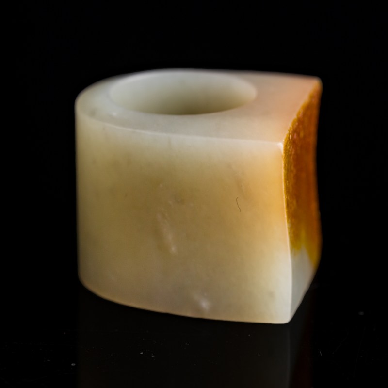 十八/十九世紀 白玉留皮扳指 | A Chinese white jade russet-skin archer's ring, 18th/19th century - 图5