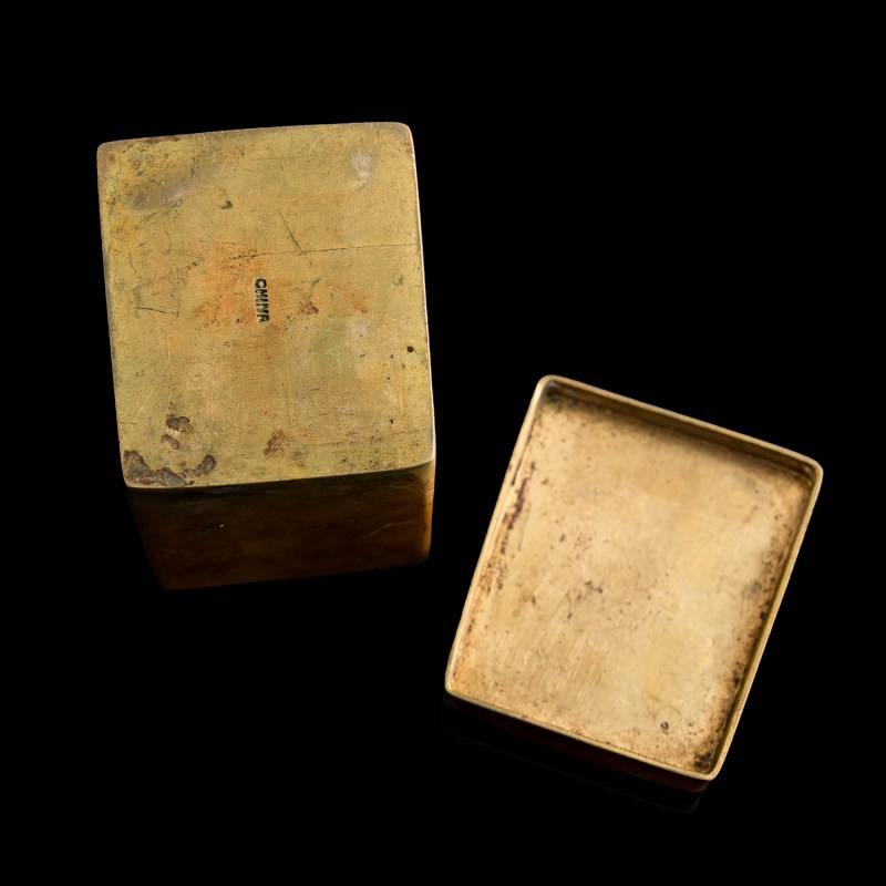 十八世紀 白玉鏤雕雲龍紋片嵌銅盒及銅鎏金鑲翡翠帶扣 | A Chinese white jade-mounted copper box and a jadeite-mounted gilt-copper belt buckle, 18th century - 图8