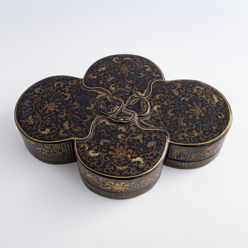 清乾隆 黑漆描金海棠形蓋盒 | A Chinese gilt-lacquer quatrefoil lidded box, Qianlong period, Qing dynasty