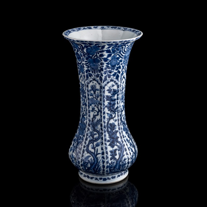 十八世紀 外銷青花花卉瓜棱形花插 | A Chinese export blue and white floral lobed vase, 18th century - 图3
