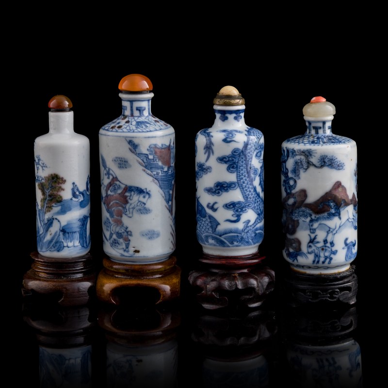 十九世紀 青花及青花釉裏紅鼻烟壺四隻（附木座） | Four Chinese blue and white and underglaze-red snuff bottles, 19th century - 图4