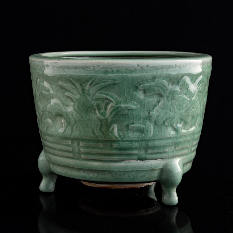 明代 龍泉窑花卉八卦紋三足爐 | A Chinese Longquan celadon floral and bagua tripod censer, Ming dynasty - 图2