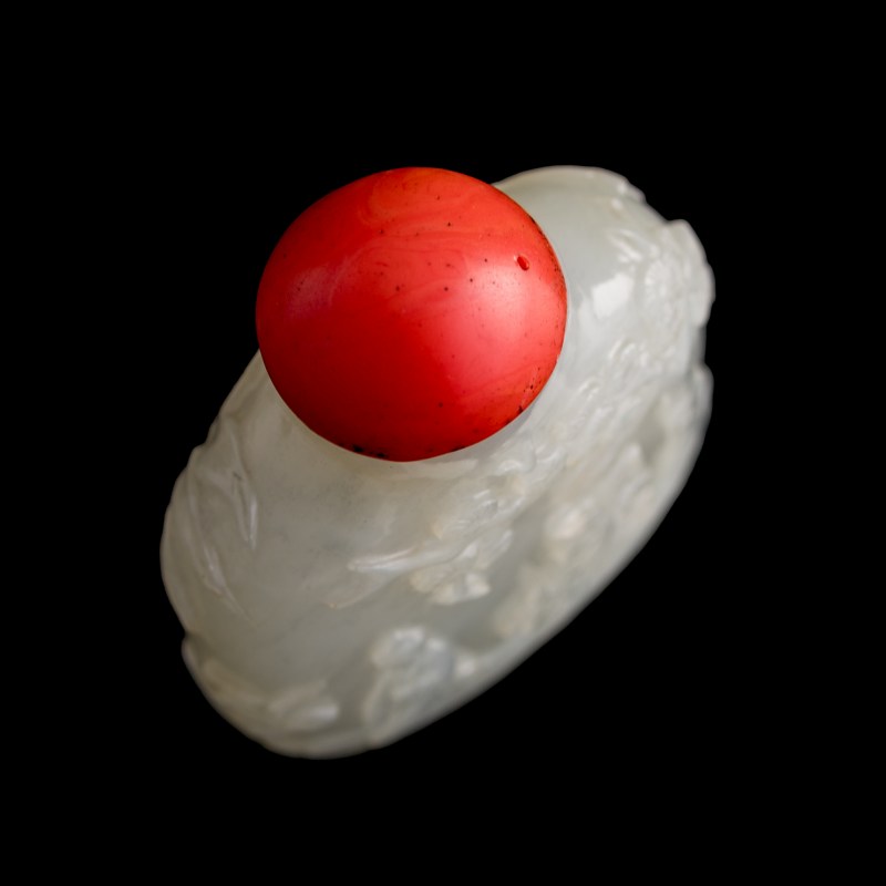十八/十九世紀 白玉雕人物鼻烟壺 | A Chinese white jade 'figural' snuff bottle, 18th/19th century - 图5