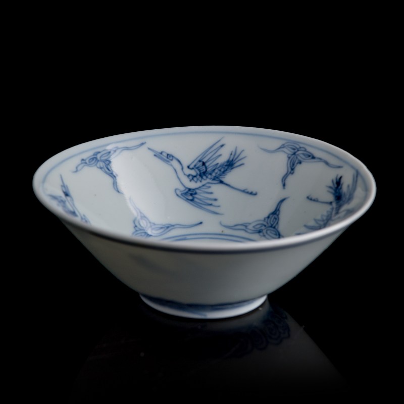 清雍正 青花雲鶴小碗（附盒） | A small Chinese blue and white 'cloud and crane' bowl, Yongzheng period, Qing dynasty - 图1