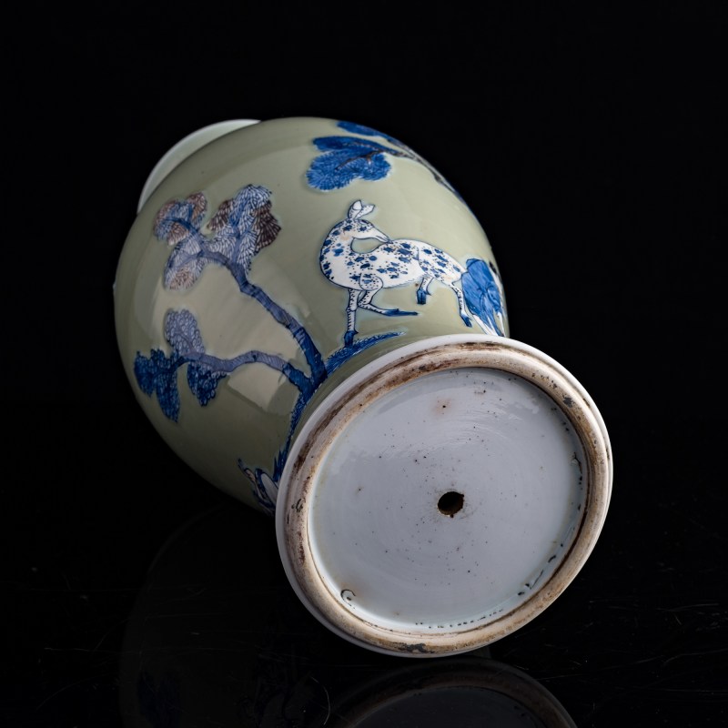 清康熙 秞下三彩松鶴人物觀音瓶 | A Chinese underglaze sancai 'pine and crane' Guanyin vase, Kangxi period, Qing dynasty - 图7