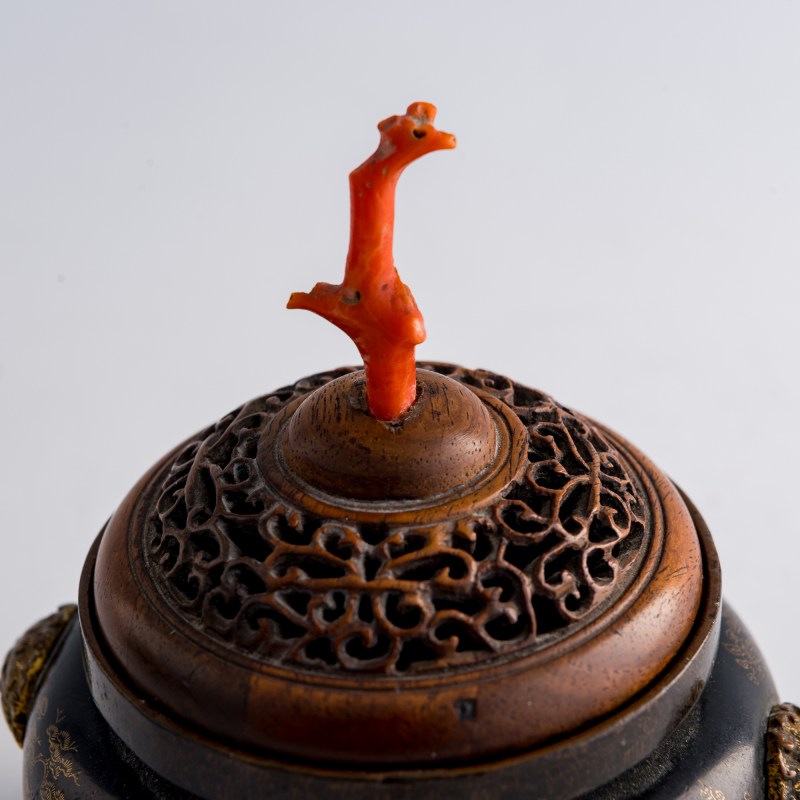 清乾隆 烏銅走金獸耳三足熏爐（配硬木透雕蓋） | A Chinese gold-inlaid darkened copper tripod incense burner, Qianlong period, Qing dynasty - 图10