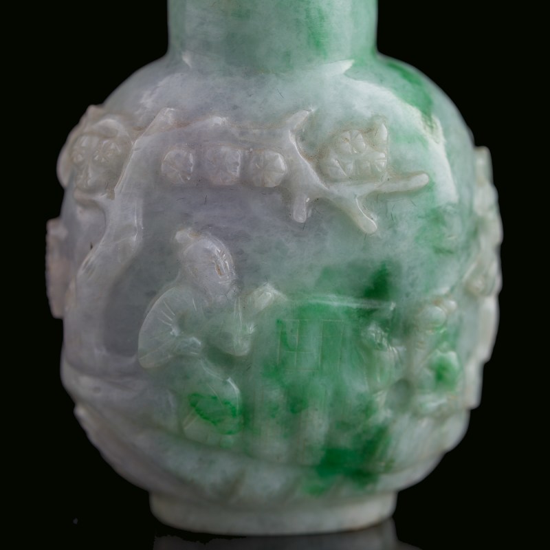 十九世紀 翡翠雕松下高仕鼻烟壺 | A Chinese jadeite 'scholar beneath pine tree' snuff bottle, 19th century - 图6