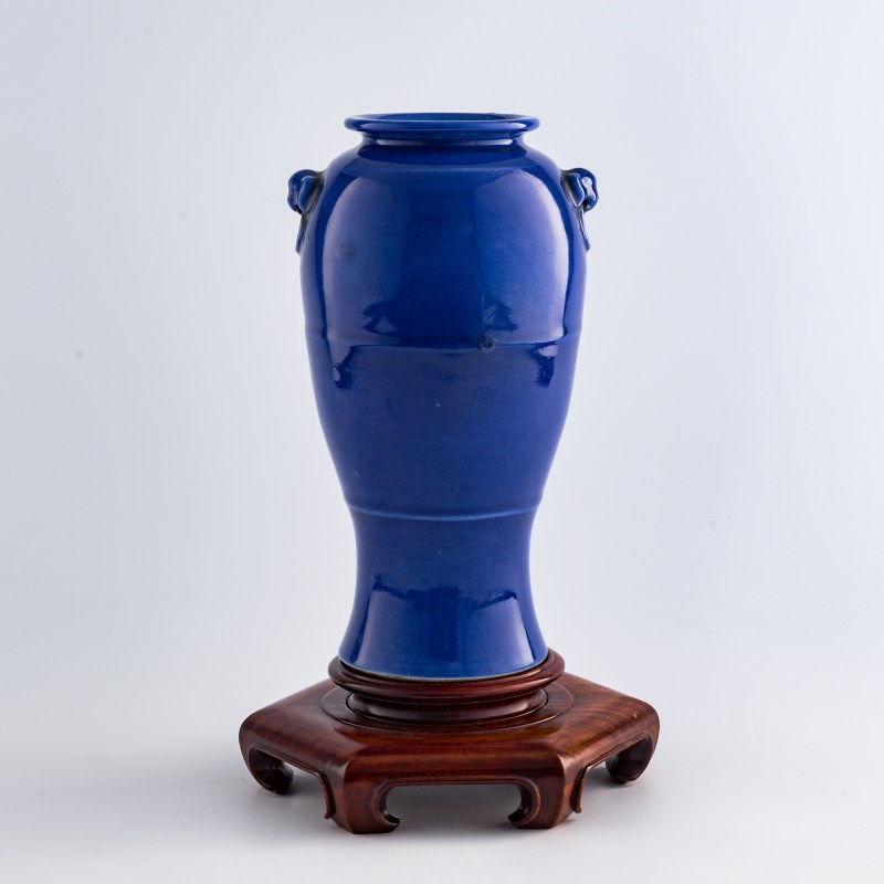十九世紀 霽藍釉鋪首尊（附木座） | A Chinese sacrificial-blue-glazed vase with beast-mask handles, 19th century - 图1