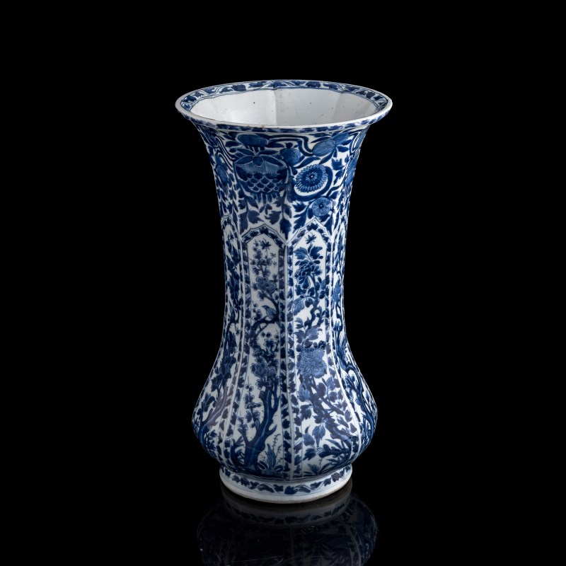 十八世紀 外銷青花花卉瓜棱形花插 | A Chinese export blue and white floral lobed vase, 18th century - 图4