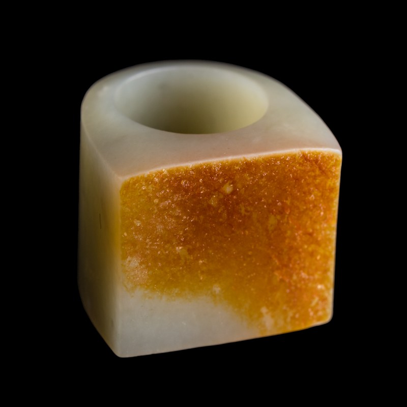 十八/十九世紀 白玉留皮扳指 | A Chinese white jade russet-skin archer's ring, 18th/19th century - 图6