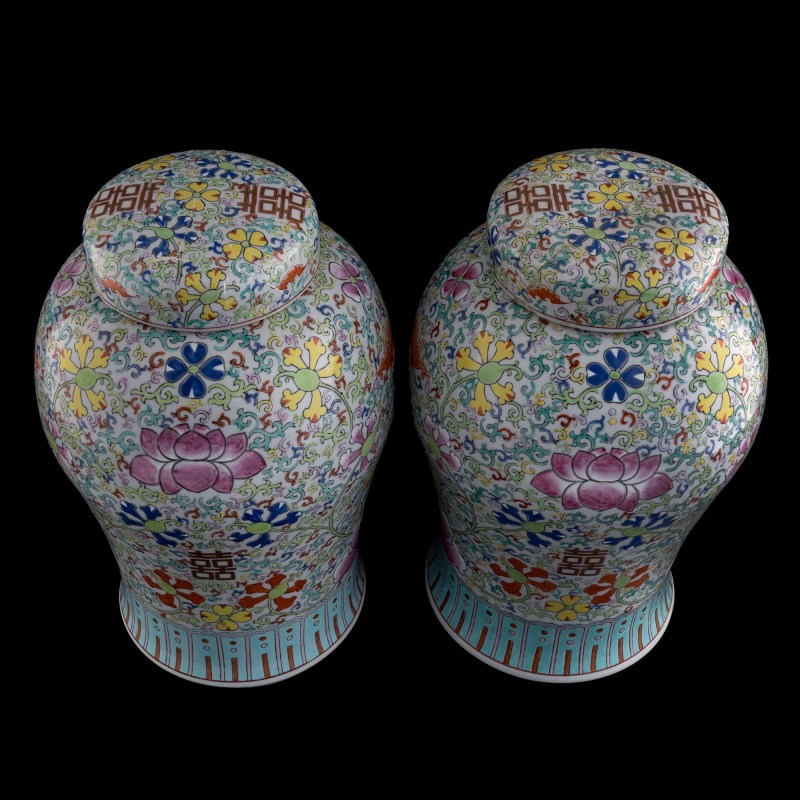 十九世紀晚 粉彩纏枝花卉雙喜蓋罐一對 | A pair of Chinese famille rose floral 'double happiness' covered jars, late 19th century - 图5