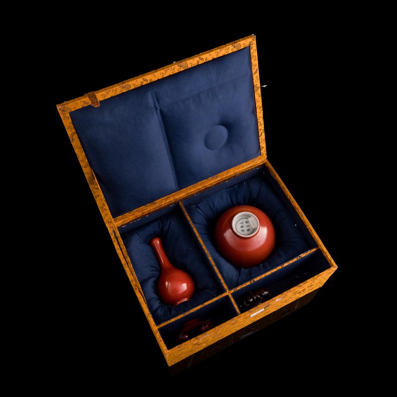十八/十九世紀 珊瑚紅碗及蒜頭瓶（附木座及錦盒） | A Chinese coral-red-glazed bowl and garlic-head vase, 18th/19th century - 图11