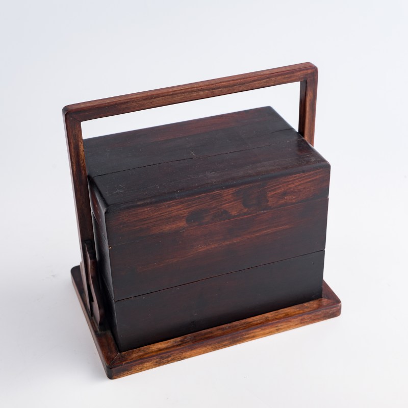清代或更晚 紫檀提盒及硬木雕獅紋圓屏 | A Chinese Zitan tiered carrying box and a hardwood 'lion' plaque, Qing dynasty or later - 图3