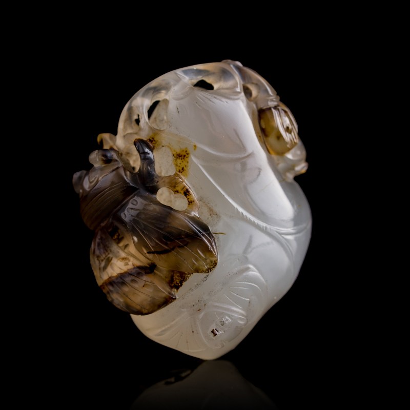 十九世紀早 瑪瑙巧雕蟬挂墜 | A Chinese agate 'cicada' pendant, early 19th century