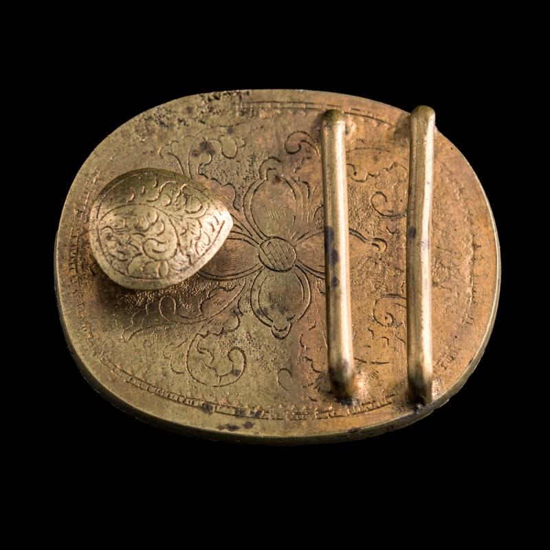 十八世紀 白玉鏤雕雲龍紋片嵌銅盒及銅鎏金鑲翡翠帶扣 | A Chinese white jade-mounted copper box and a jadeite-mounted gilt-copper belt buckle, 18th century - 图9