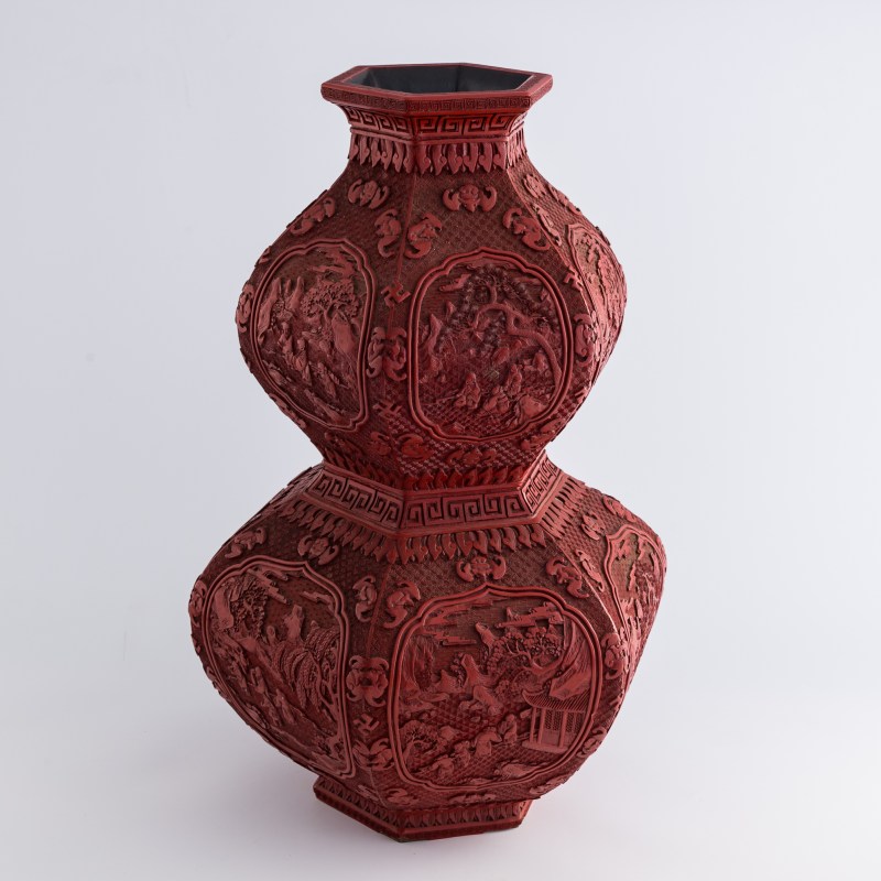 清乾隆 剔紅雕開窗人物六方葫蘆瓶（附來源證明） | A Chinese hexagonal cinnabar double-gourd vase, Qianlong period, Qing dynasty - 图3