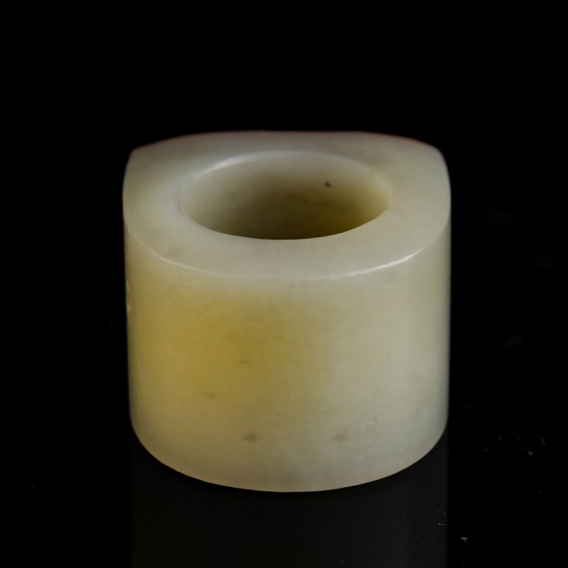 十八/十九世紀 白玉留皮七巧雕扳指 | A Chinese white jade russet-skin archer's ring, 18th/19th century - 图3