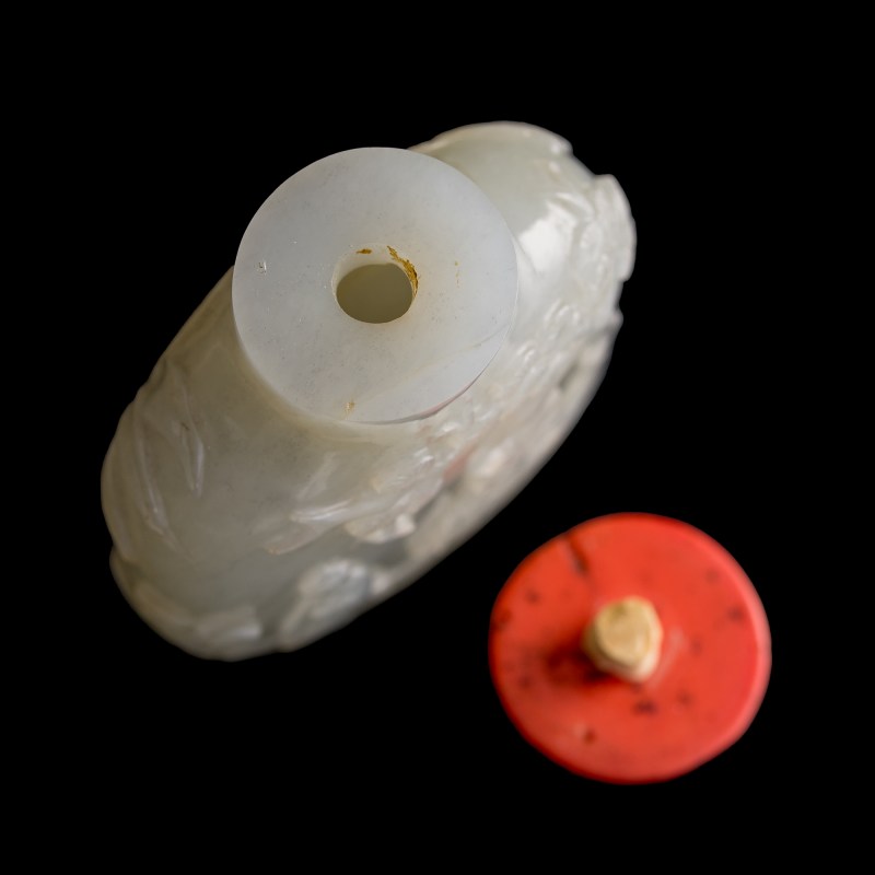 十八/十九世紀 白玉雕人物鼻烟壺 | A Chinese white jade 'figural' snuff bottle, 18th/19th century - 图6
