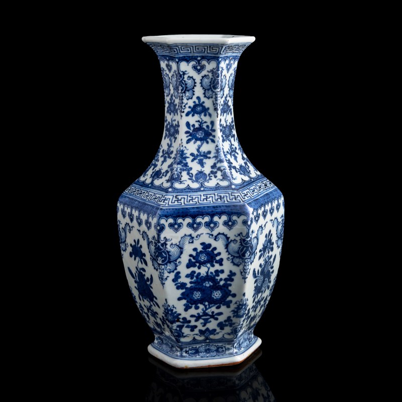 十九世紀 青花折枝花卉六方瓶 | A Chinese blue and white hexagonal floral vase, 19th century - 图1