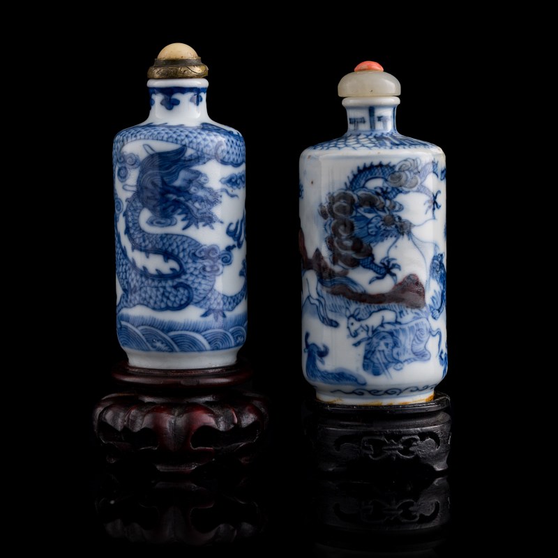 十九世紀 青花及青花釉裏紅鼻烟壺四隻（附木座） | Four Chinese blue and white and underglaze-red snuff bottles, 19th century - 图5