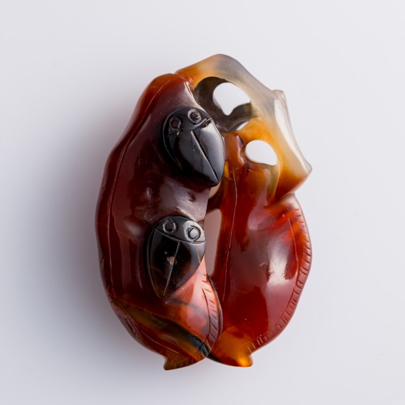 十八世紀 瑪瑙巧雕豆莢形佩 | A Chinese carved agate bean pod-form pendant, 18th century - 图1