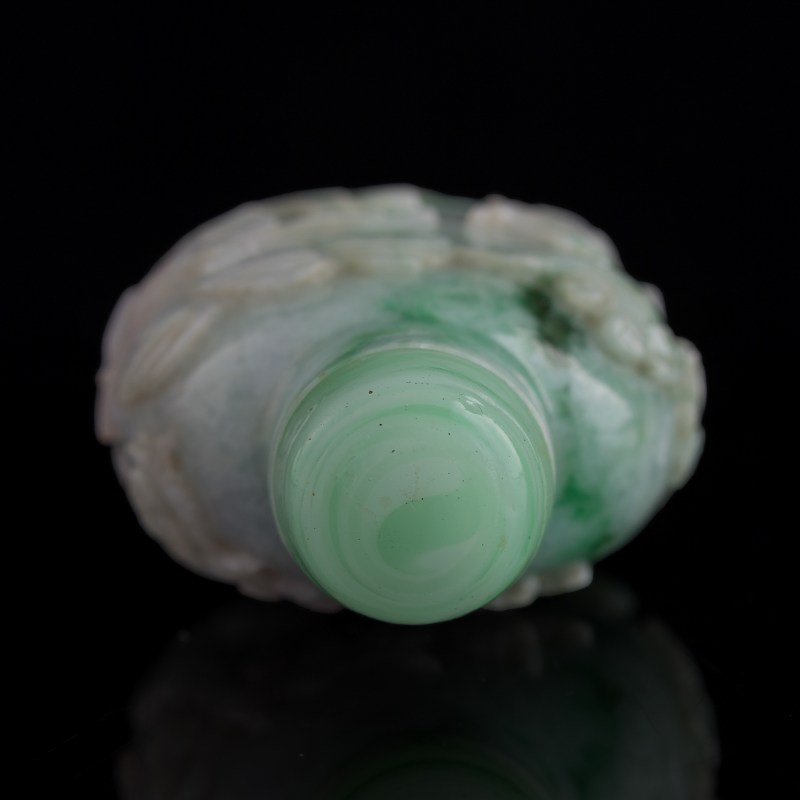 十九世紀 翡翠雕松下高仕鼻烟壺 | A Chinese jadeite 'scholar beneath pine tree' snuff bottle, 19th century - 图7