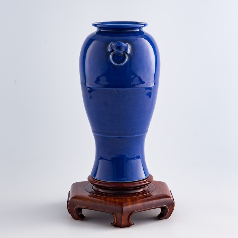 十九世紀 霽藍釉鋪首尊（附木座） | A Chinese sacrificial-blue-glazed vase with beast-mask handles, 19th century - 图2