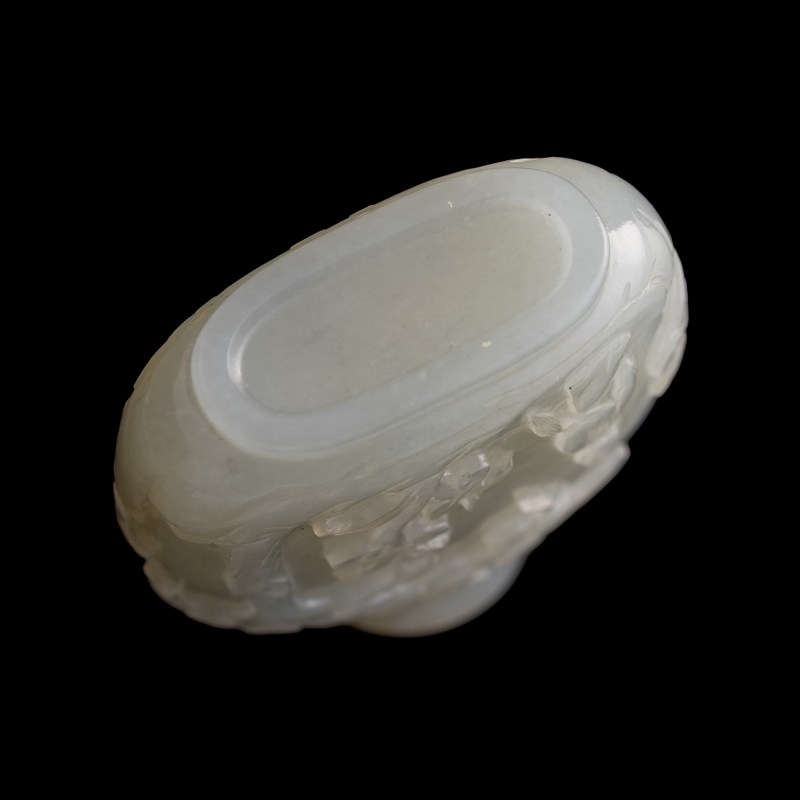 十八/十九世紀 白玉雕人物鼻烟壺 | A Chinese white jade 'figural' snuff bottle, 18th/19th century - 图7