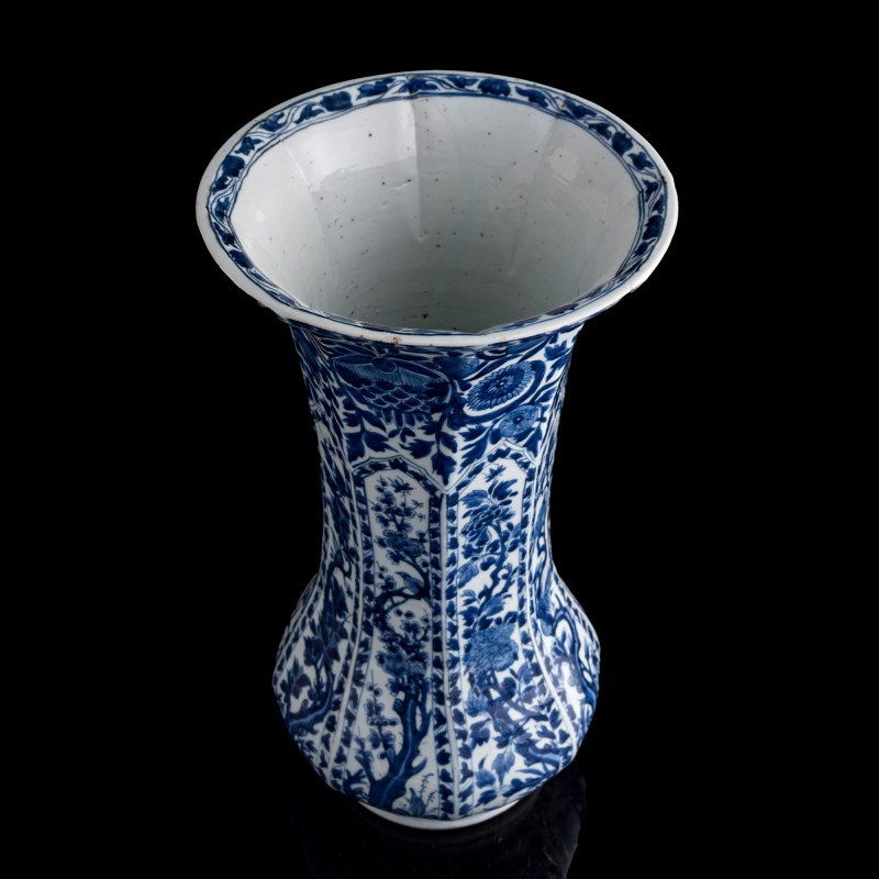 十八世紀 外銷青花花卉瓜棱形花插 | A Chinese export blue and white floral lobed vase, 18th century - 图5