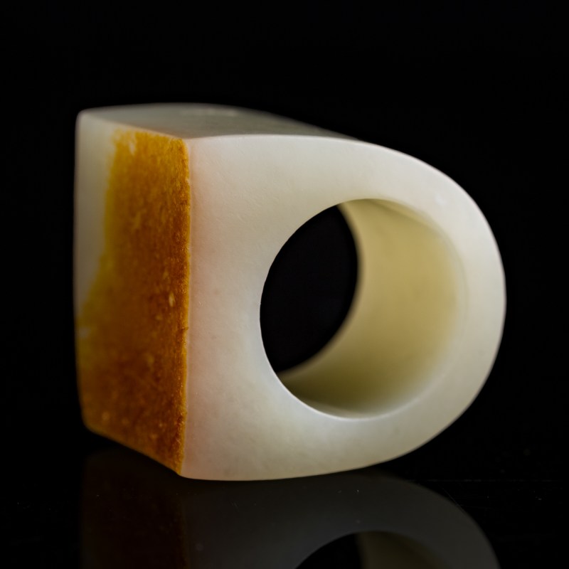 十八/十九世紀 白玉留皮扳指 | A Chinese white jade russet-skin archer's ring, 18th/19th century - 图7