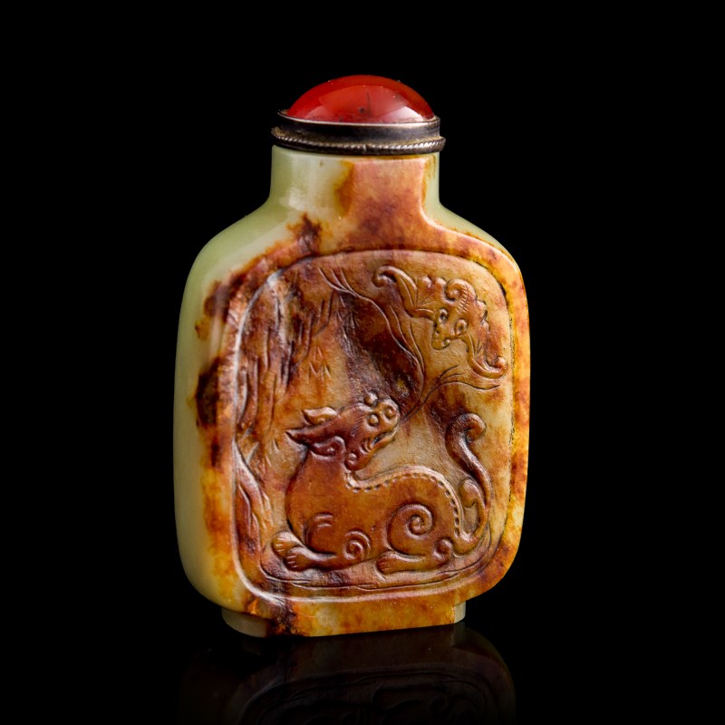 十八世紀 黃玉留皮雕瑞獸鼻烟壺 | A Chinese yellow jade 'beast' snuff bottle with russet skin, 18th century