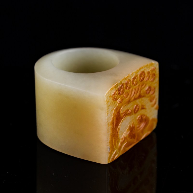 十八/十九世紀 白玉留皮七巧雕扳指 | A Chinese white jade russet-skin archer's ring, 18th/19th century - 图4