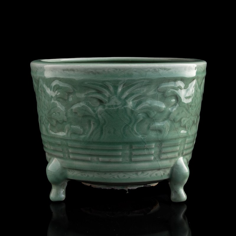 明代 龍泉窑花卉八卦紋三足爐 | A Chinese Longquan celadon floral and bagua tripod censer, Ming dynasty - 图3