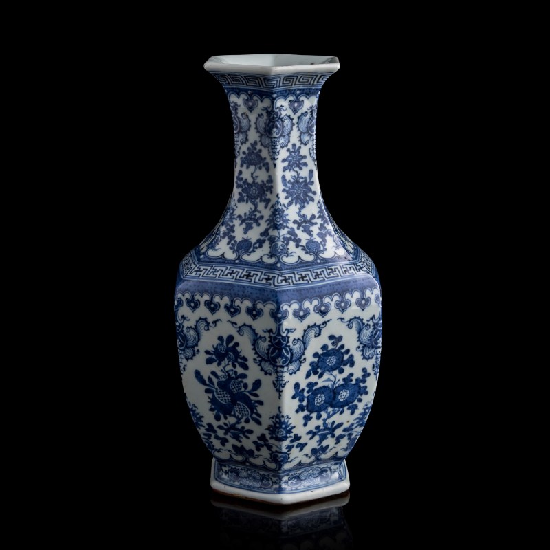 十九世紀 青花折枝花卉六方瓶 | A Chinese blue and white hexagonal floral vase, 19th century - 图2