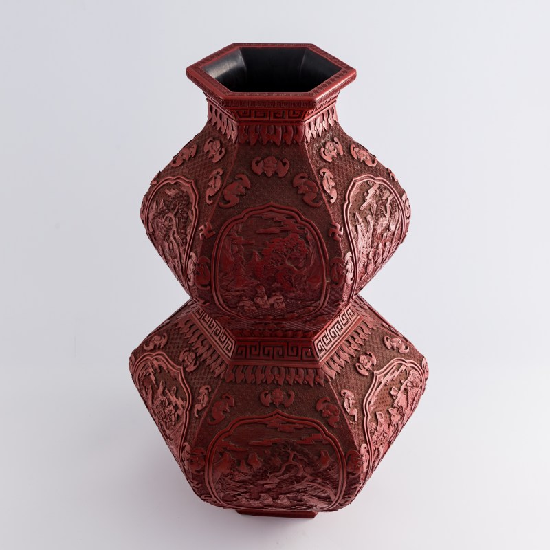 清乾隆 剔紅雕開窗人物六方葫蘆瓶（附來源證明） | A Chinese hexagonal cinnabar double-gourd vase, Qianlong period, Qing dynasty - 图4