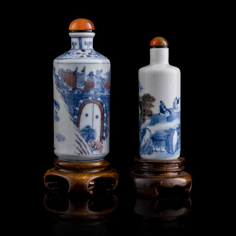 十九世紀 青花及青花釉裏紅鼻烟壺四隻（附木座） | Four Chinese blue and white and underglaze-red snuff bottles, 19th century - 图6