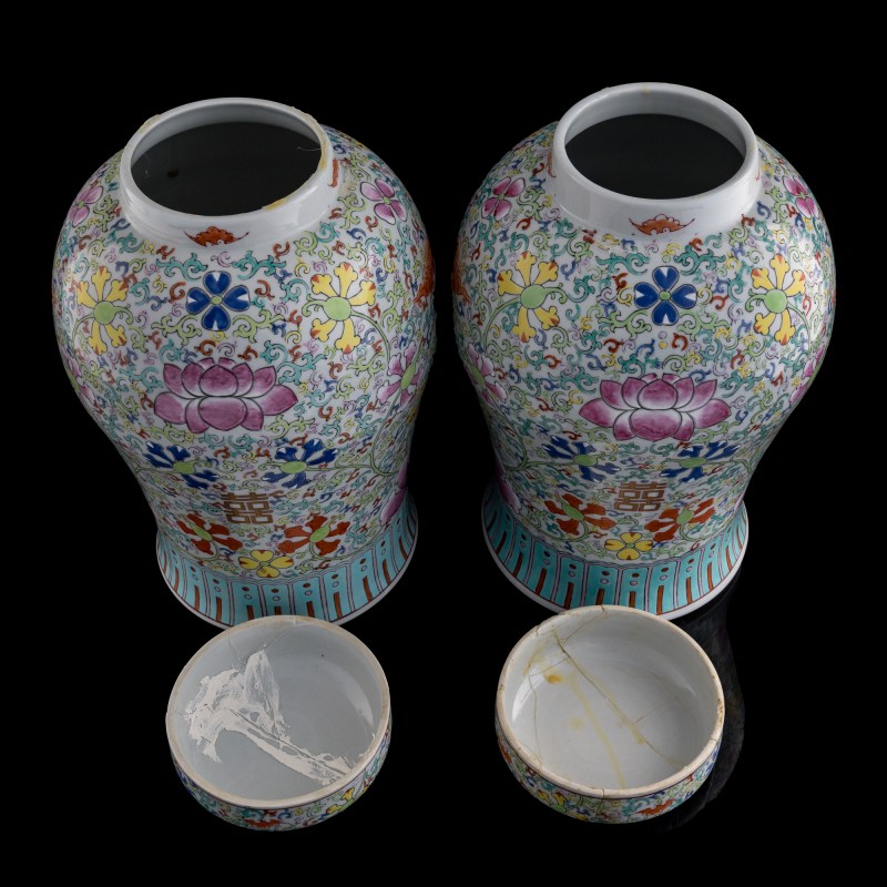 十九世紀晚 粉彩纏枝花卉雙喜蓋罐一對 | A pair of Chinese famille rose floral 'double happiness' covered jars, late 19th century - 图6