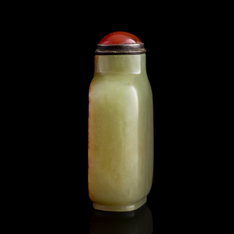 十八世紀 黃玉留皮雕瑞獸鼻烟壺 | A Chinese yellow jade 'beast' snuff bottle with russet skin, 18th century - 图2