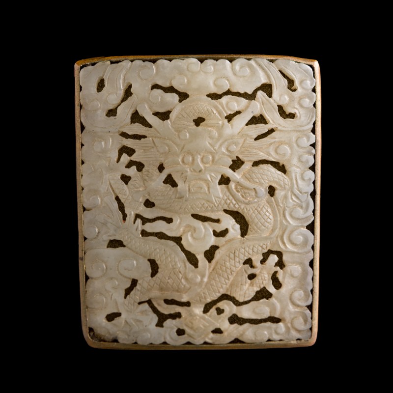 十八世紀 白玉鏤雕雲龍紋片嵌銅盒及銅鎏金鑲翡翠帶扣 | A Chinese white jade-mounted copper box and a jadeite-mounted gilt-copper belt buckle, 18th century - 图10