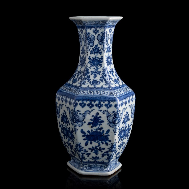 十九世紀 青花折枝花卉六方瓶 | A Chinese blue and white hexagonal floral vase, 19th century - 图3