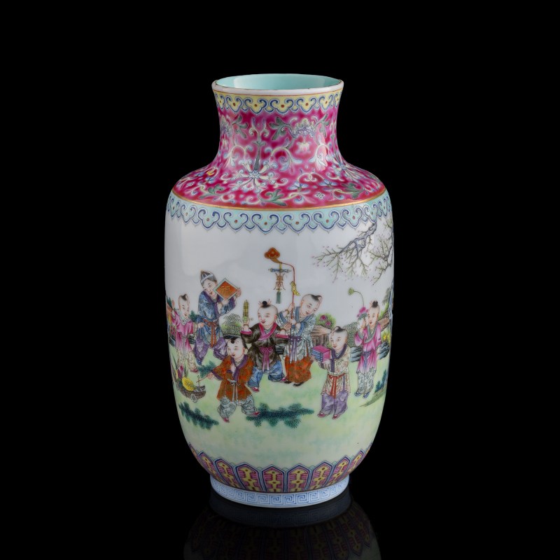 清同治 胭脂紅地粉彩嬰戲圖燈籠瓶 | A Chinese famille rose and ruby red lantern vase, Tongzhi period, Qing dynasty - 图1